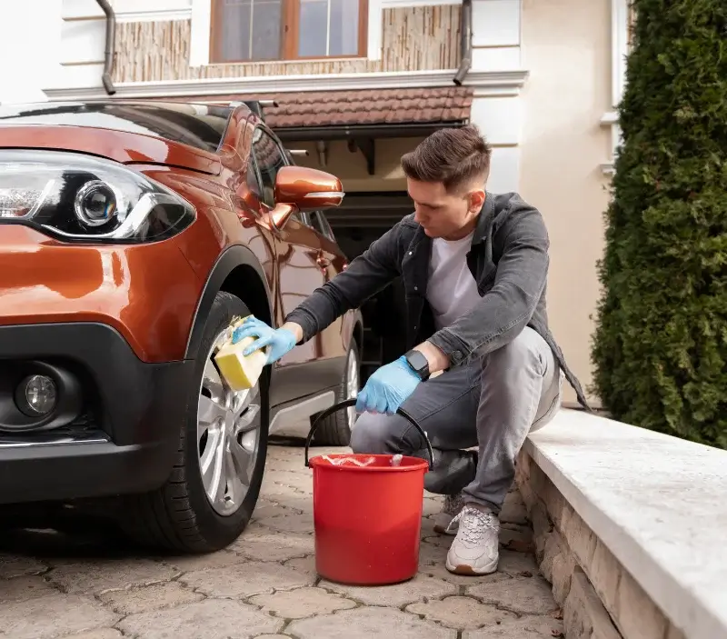Lavage auto à domicile Les Sorinières : professionnel intervenant sur un véhicule